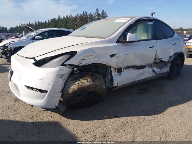 Tesla Model Y Long Range 2025 7SAYGDEEXSF238018 Image 2