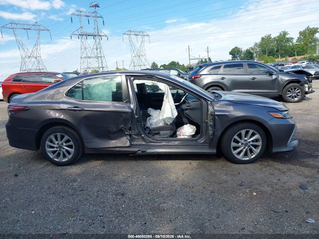 46080265 :رقم المزاد ، 4T1C11AK4MU586759 vin ، 2021 Toyota Camry Le مزاد بيع