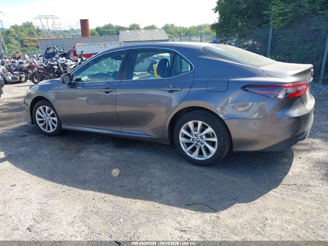 46080265 :رقم المزاد ، 4T1C11AK4MU586759 vin ، 2021 Toyota Camry Le مزاد بيع