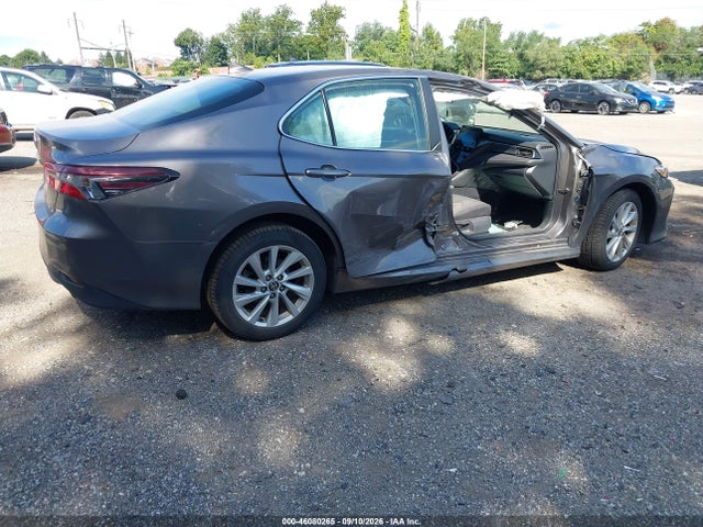 46080265 :رقم المزاد ، 4T1C11AK4MU586759 vin ، 2021 Toyota Camry Le مزاد بيع