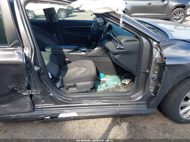 46080265 :رقم المزاد ، 4T1C11AK4MU586759 vin ، 2021 Toyota Camry Le مزاد بيع