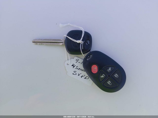 46081239 :رقم المزاد ، 5TDKK3DC8ES457443 vin ، 2014 Toyota Sienna Le V6 8 Passenger مزاد بيع