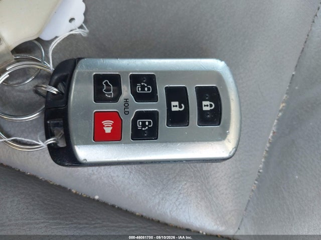 46081700 :رقم المزاد ، 5TDYK3DC2FS642860 vin ، 2015 Toyota Sienna Xle 8 Passenger مزاد بيع