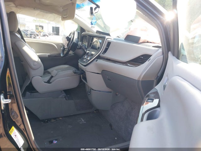 46081700 :رقم المزاد ، 5TDYK3DC2FS642860 vin ، 2015 Toyota Sienna Xle 8 Passenger مزاد بيع