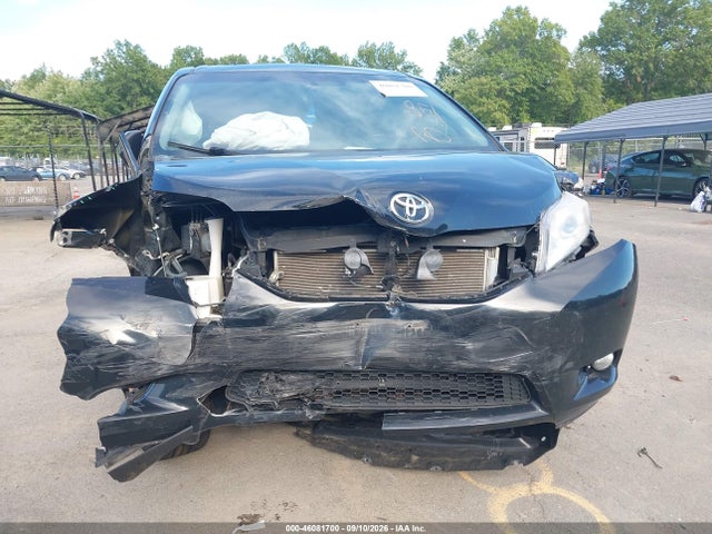 46081700 :رقم المزاد ، 5TDYK3DC2FS642860 vin ، 2015 Toyota Sienna Xle 8 Passenger مزاد بيع