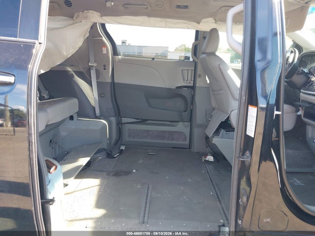 46081700 :رقم المزاد ، 5TDYK3DC2FS642860 vin ، 2015 Toyota Sienna Xle 8 Passenger مزاد بيع