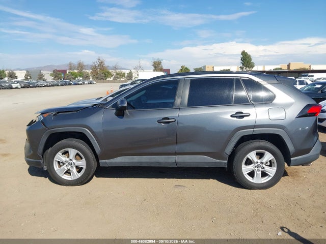 2021 Toyota Rav4 Xle მანქანა იყიდება აუქციონზე, vin: 2T3W1RFV0MC107857, აუქციონის ნომერი: 46082094