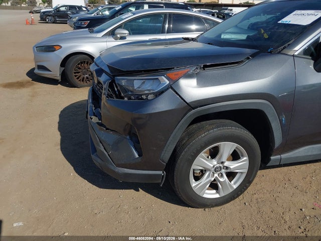 2021 Toyota Rav4 Xle მანქანა იყიდება აუქციონზე, vin: 2T3W1RFV0MC107857, აუქციონის ნომერი: 46082094