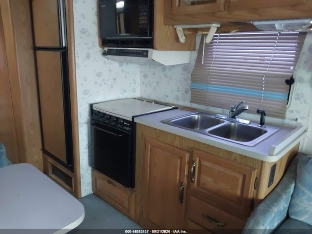 46082437 :رقم المزاد ، 1GBKP37N2N3313794 vin ، 1992 Chevrolet P30 مزاد بيع