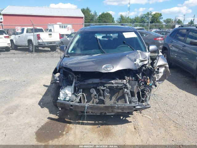 46082847 :رقم المزاد ، 5TDXK3DC9BS135105 vin ، 2011 Toyota Sienna Se مزاد بيع