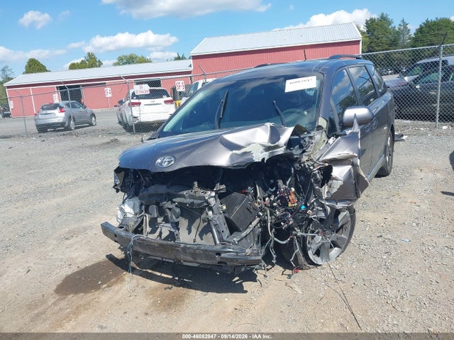 46082847 :رقم المزاد ، 5TDXK3DC9BS135105 vin ، 2011 Toyota Sienna Se مزاد بيع
