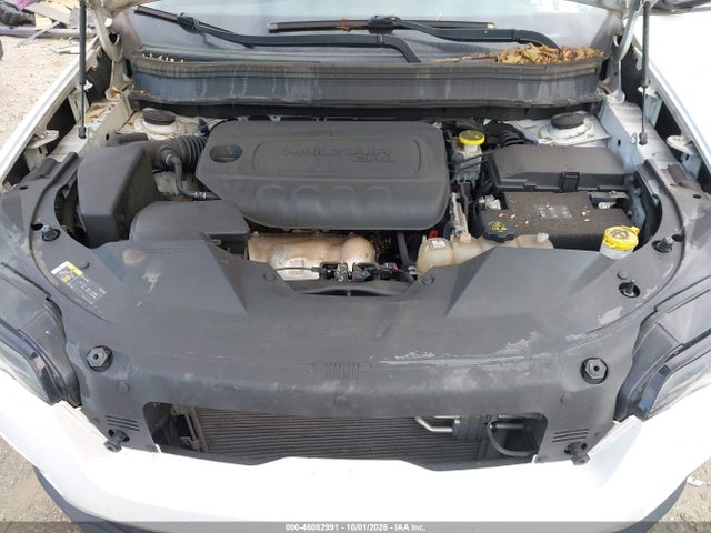 46082991 :رقم المزاد ، 1C4PJMLB4KD398390 vin ، 2019 Jeep Cherokee Latitude Plus 4x4 مزاد بيع
