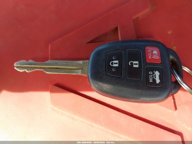 46084009 :رقم المزاد ، 5YFBURHE4JP841585 vin ، 2018 Toyota Corolla Le مزاد بيع