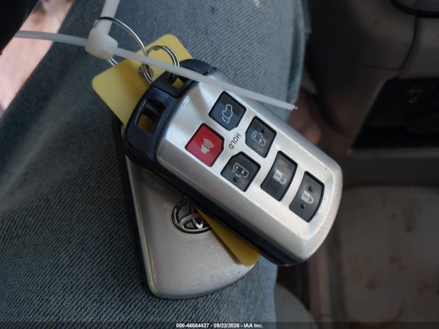 5TDYK3DC2GS739266 Toyota Sienna Xle 8 Passenger