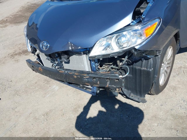 5TDYK3DC2GS739266 Toyota Sienna Xle 8 Passenger