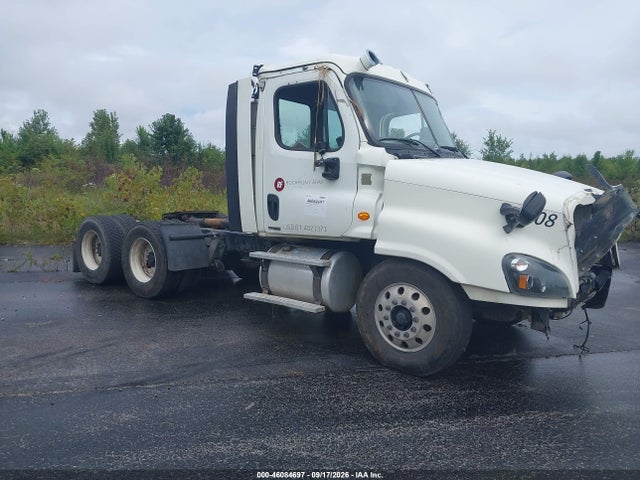 Продажа на аукционе авто 2015 Freightliner Cascadia 125, vin: 3AKJGEDV7FSGG3944, номер лота: 46084697