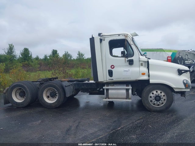 46084697 :رقم المزاد ، 3AKJGEDV7FSGG3944 vin ، 2015 Freightliner Cascadia 125 مزاد بيع