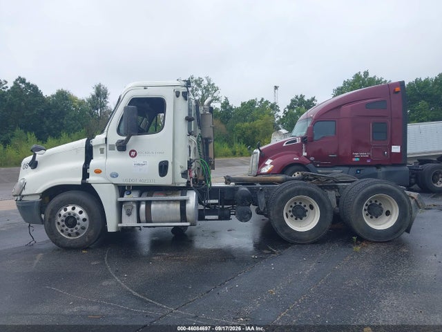 46084697 :رقم المزاد ، 3AKJGEDV7FSGG3944 vin ، 2015 Freightliner Cascadia 125 مزاد بيع
