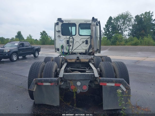 46084697 :رقم المزاد ، 3AKJGEDV7FSGG3944 vin ، 2015 Freightliner Cascadia 125 مزاد بيع