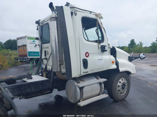 46084697 :رقم المزاد ، 3AKJGEDV7FSGG3944 vin ، 2015 Freightliner Cascadia 125 مزاد بيع