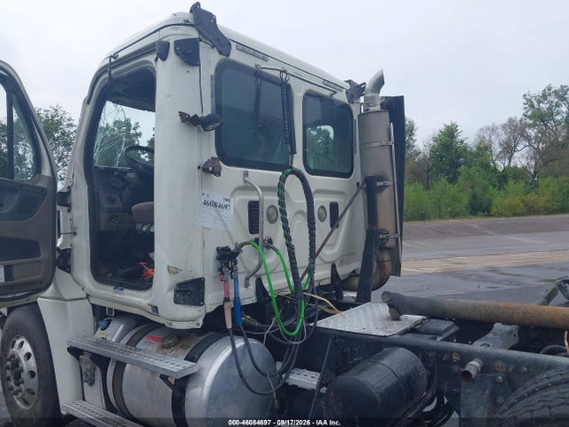 46084697 :رقم المزاد ، 3AKJGEDV7FSGG3944 vin ، 2015 Freightliner Cascadia 125 مزاد بيع