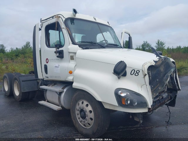 46084697 :رقم المزاد ، 3AKJGEDV7FSGG3944 vin ، 2015 Freightliner Cascadia 125 مزاد بيع