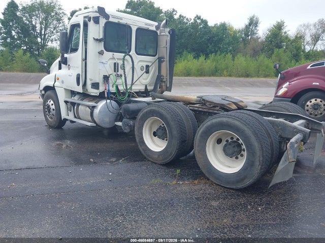 46084697 :رقم المزاد ، 3AKJGEDV7FSGG3944 vin ، 2015 Freightliner Cascadia 125 مزاد بيع