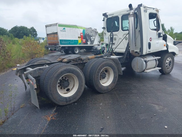 46084697 :رقم المزاد ، 3AKJGEDV7FSGG3944 vin ، 2015 Freightliner Cascadia 125 مزاد بيع