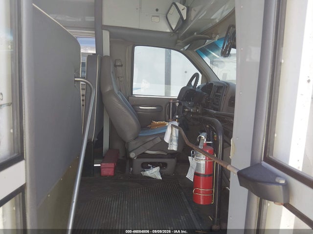 46084806 :رقم المزاد ، 1GBJG31R6Y1175703 vin ، 2000 Chevrolet Express Comm Cutaway مزاد بيع