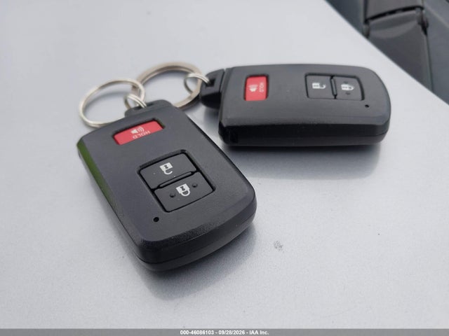 Продаж на аукціоні авто 2017 Toyota Rav4 Hybrid Xle, vin: JTMRJREV4HD102578, номер лоту: 46086103