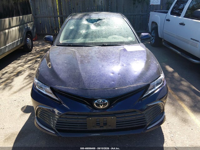 46086469 :رقم المزاد ، 4T1C11AK1NU632761 vin ، 2022 Toyota Camry Le مزاد بيع
