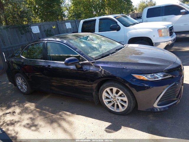 46086469 :رقم المزاد ، 4T1C11AK1NU632761 vin ، 2022 Toyota Camry Le مزاد بيع