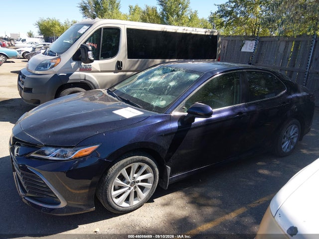 46086469 :رقم المزاد ، 4T1C11AK1NU632761 vin ، 2022 Toyota Camry Le مزاد بيع