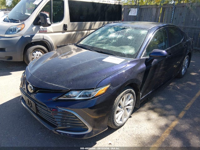 46086469 :رقم المزاد ، 4T1C11AK1NU632761 vin ، 2022 Toyota Camry Le مزاد بيع