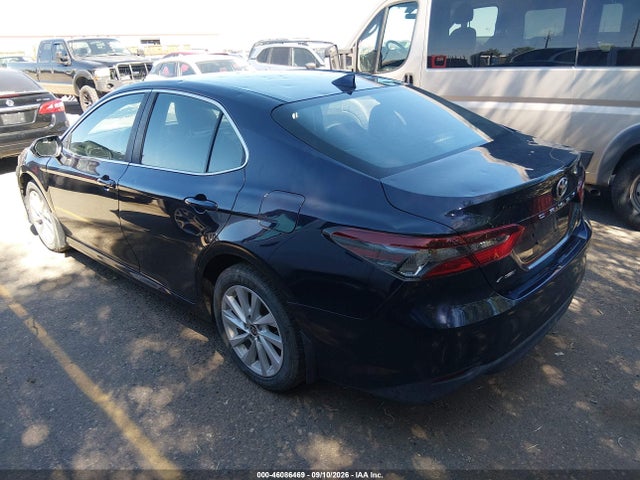 46086469 :رقم المزاد ، 4T1C11AK1NU632761 vin ، 2022 Toyota Camry Le مزاد بيع