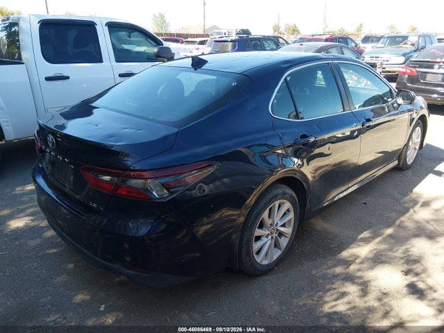 46086469 :رقم المزاد ، 4T1C11AK1NU632761 vin ، 2022 Toyota Camry Le مزاد بيع