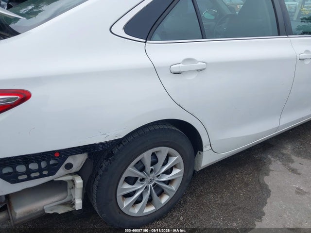 2015 Toyota Camry Le მანქანა იყიდება აუქციონზე, vin: 4T1BF1FK2FU105643, აუქციონის ნომერი: 46087150