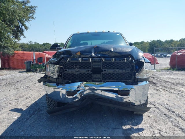 3C63R3CJ3JG374048 RAM 3500 Tradesman 4x4 6&#039;4 Box