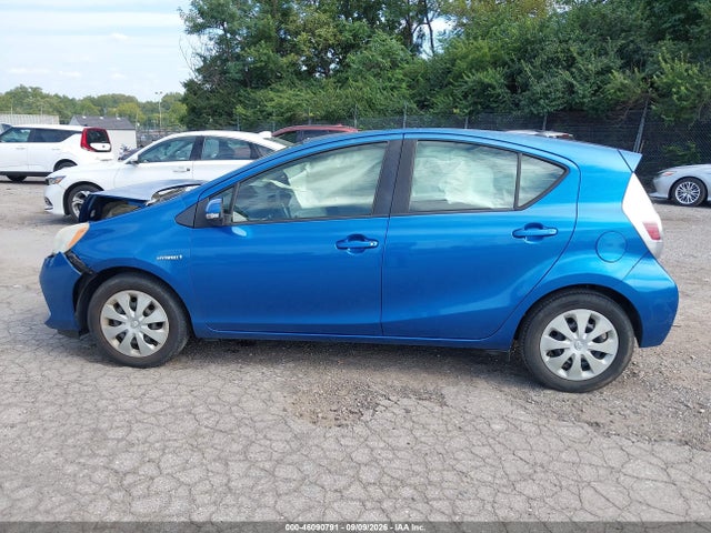 Продажа на аукционе авто 2013 Toyota Prius C Two, vin: JTDKDTB31D1557327, номер лота: 46090791