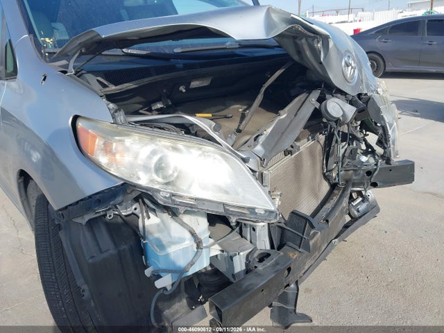 46090812 :رقم المزاد ، 5TDYK3DC7DS360856 vin ، 2013 Toyota Sienna Xle V6 8 Passenger مزاد بيع