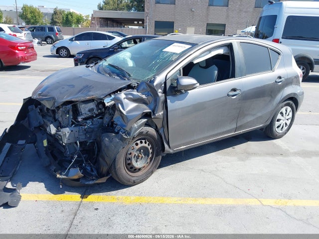 Toyota Prius C One 2014 JTDKDTB38E1069476 Image 2