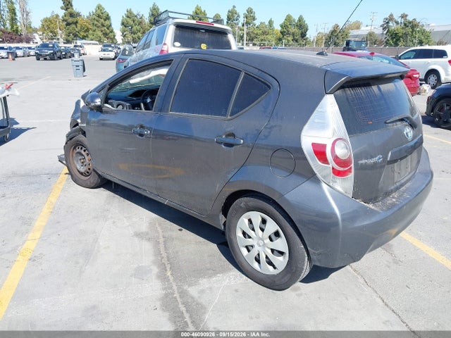 Toyota Prius C One 2014 JTDKDTB38E1069476 Image 3