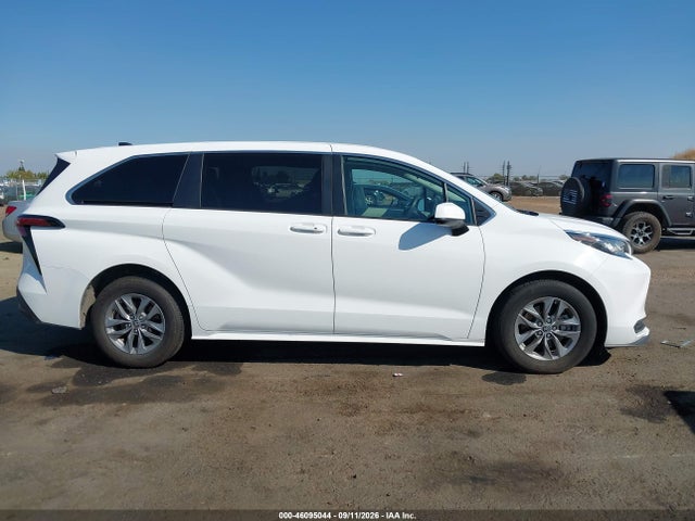 Toyota SIENNA LE 2022 5TDKRKEC3NS098166 Image 13