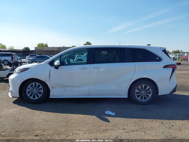 Toyota SIENNA LE 2022 5TDKRKEC3NS098166 Image 14