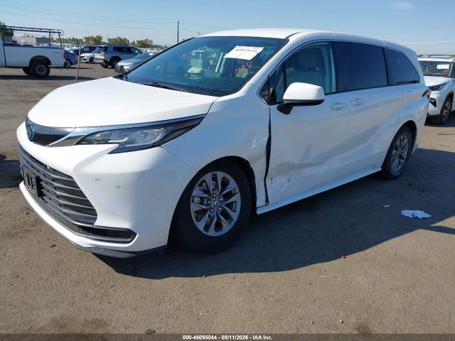 Toyota SIENNA LE 2022 5TDKRKEC3NS098166 Image 2
