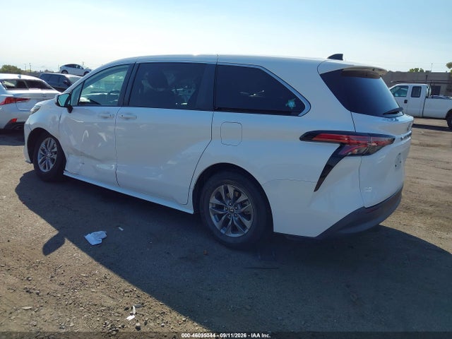 Toyota SIENNA LE 2022 5TDKRKEC3NS098166 Image 3