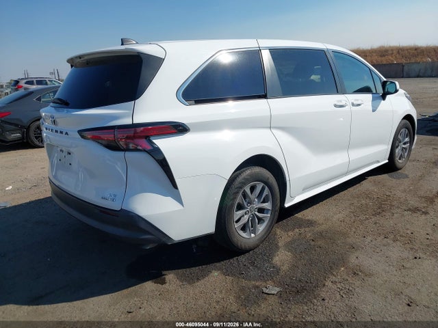 Toyota SIENNA LE 2022 5TDKRKEC3NS098166 Image 4
