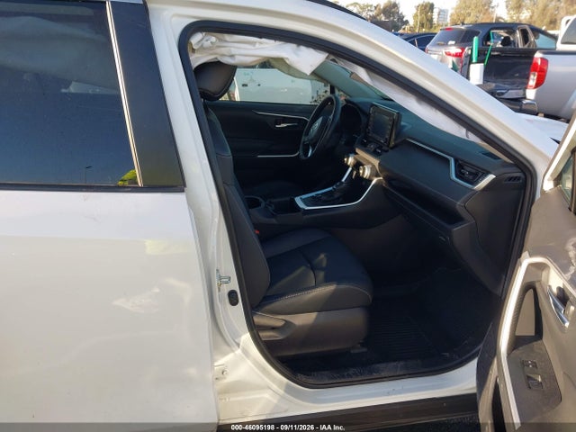 46095198 :رقم المزاد ، JTMB6RFV7ND533106 vin ، 2022 Toyota Rav4 Hybrid Xle Premium مزاد بيع