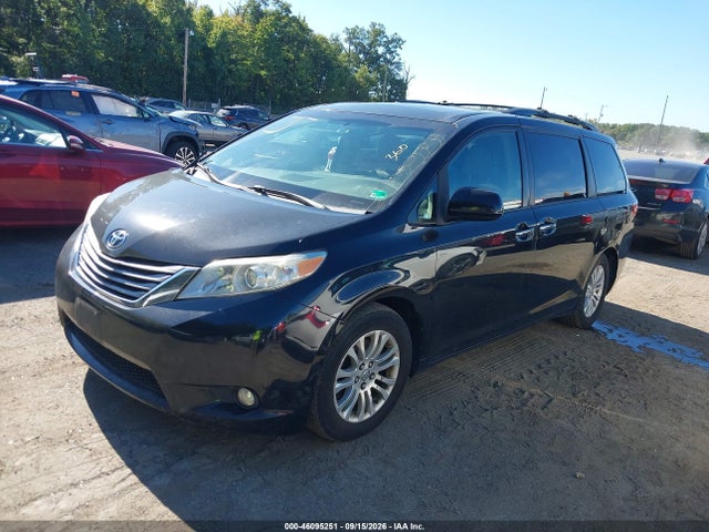 46095251 :رقم المزاد ، 5TDYK3DC7FS641753 vin ، 2015 Toyota Sienna Xle 8 Passenger مزاد بيع