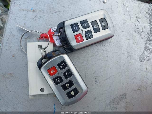 46095540 :رقم المزاد ، 5TDYZ3DC0HS827746 vin ، 2017 Toyota Sienna Xle 8 Passenger مزاد بيع